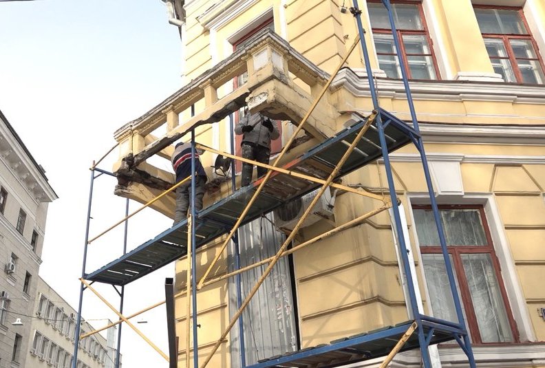 Рухнувший балкон: спустя год в здании музея начали ремонт
