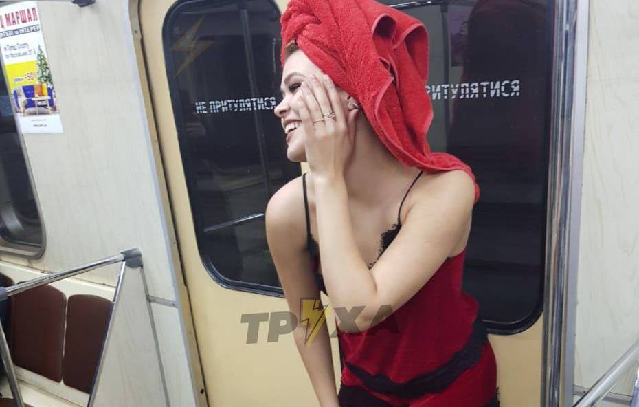В тапочках и полотенце. В харьковском метро заметили полуголую девушку (фото)