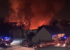 Масштабный пожар под Харьковом. Горят склады, рядом - жилые дома (видео)