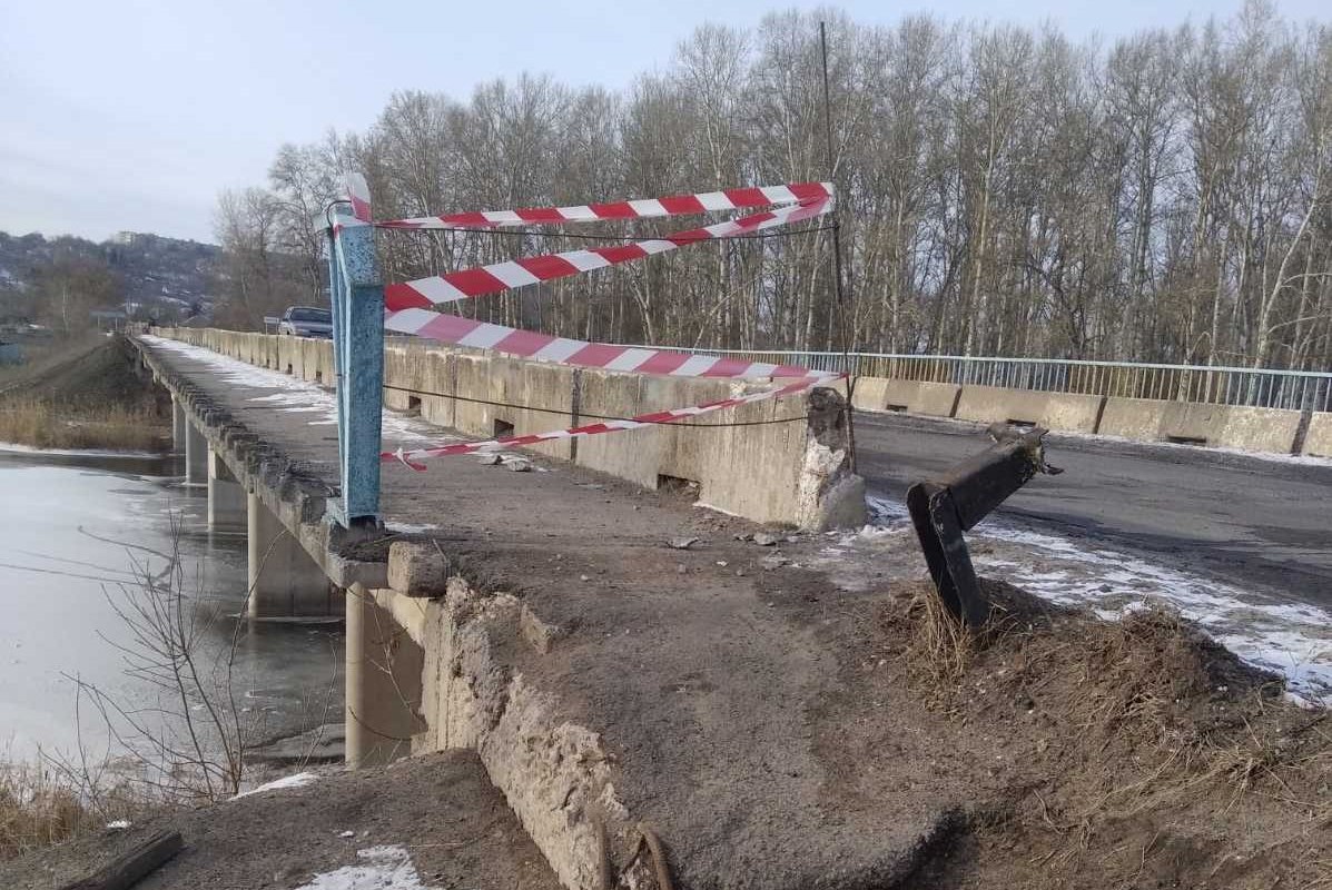 Простоял 30 лет: под Харьковом ремонтируют мост