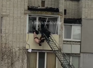 Под Харьковом на балконе повис полуголый мужчина (видео)