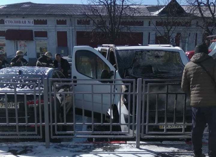 На Центральном рынке - пожар, загорелся микроавтобус (видео)