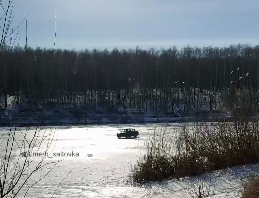 В Харькове машина устроила дрифт по озеру (видео)