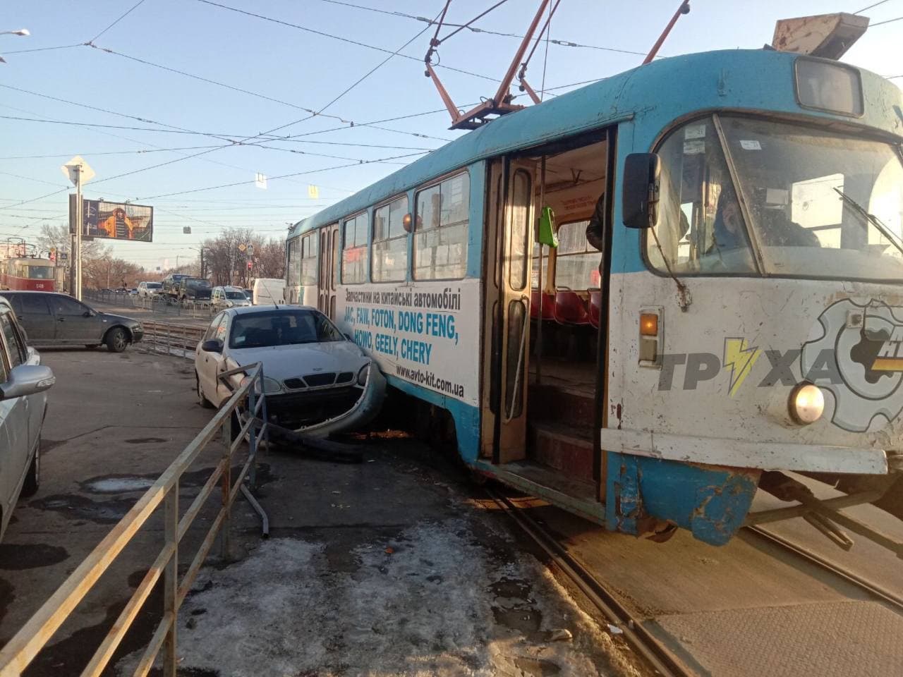 На Киевской – авария, трамвай протаранил легковушку (фото)