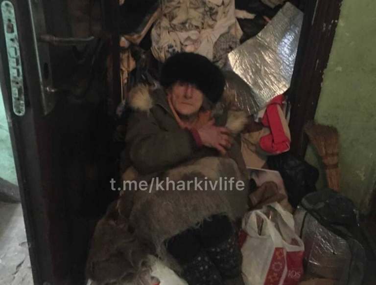 Харьковчанка не может зайти в квартиру из-за залежей мусора