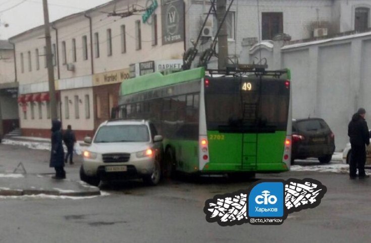 Авария с троллейбусом заблокировала проезд по улице