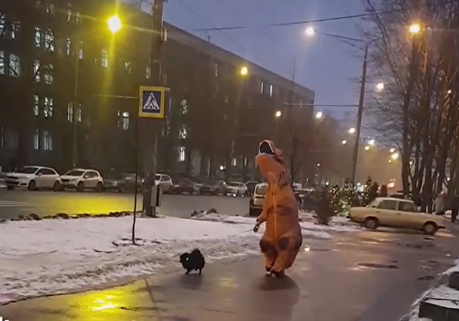 В Харькове динозавр выгуливал собаку (видео)