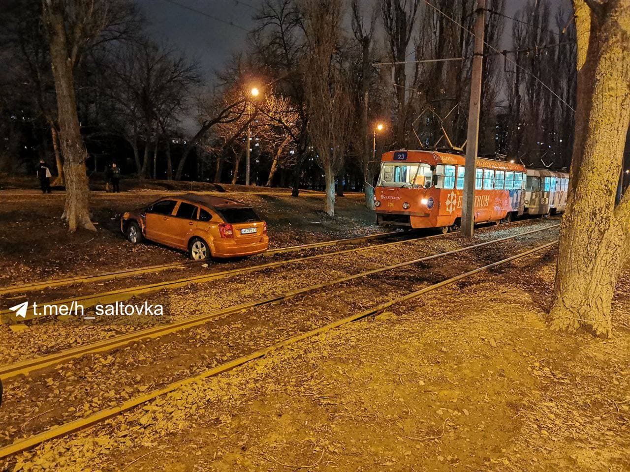В Харькове автомобиль вылетел с дороги и заблокировал движение трамваев (фото)