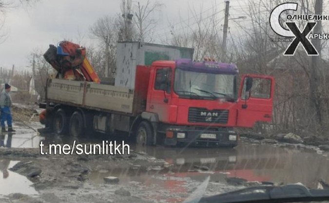 "Это чтобы крюк не делать": в Харькове грузовик застрял в грязи (фото)