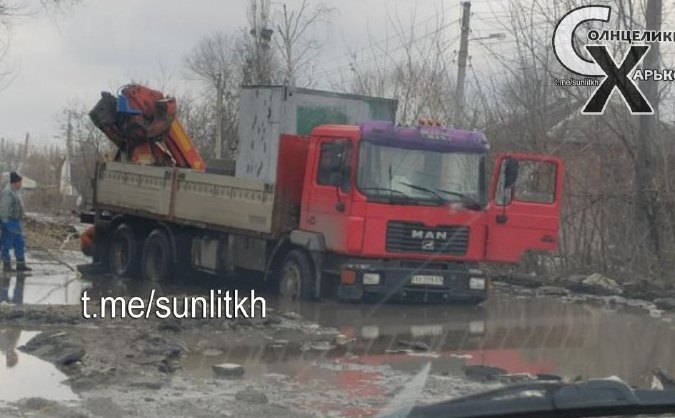 "Это чтобы крюк не делать": в Харькове грузовик застрял в грязи (фото)