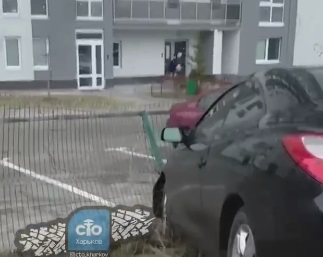 В Харькове машина снесла очередной забор (видео)