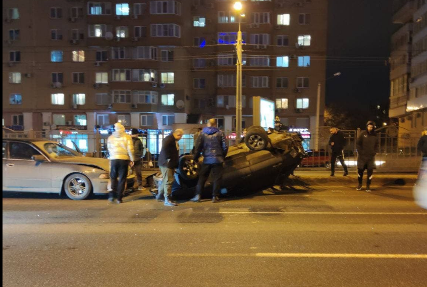 Авария на Гагарина: машина перевернулась на крышу (фото)