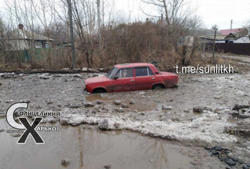 В Харькове машина утонула в грязи (фото)
