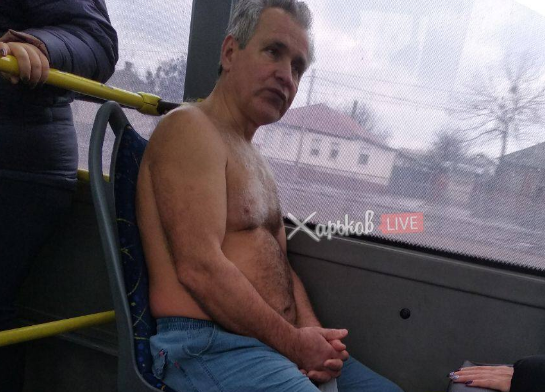 В шортах и босиком. В Харькове в троллейбусе заметили полуголого мужчину (фото)