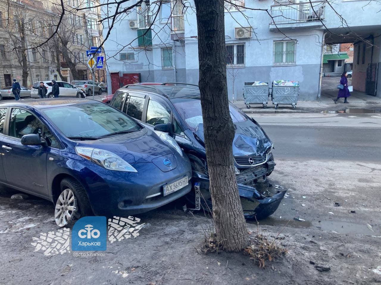 ДТП в центре: разбиты три авто, одна машина вылетела на тротуар (фото)