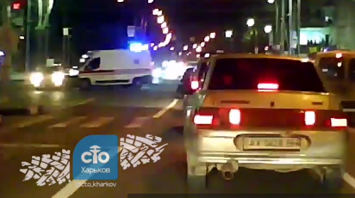 В Харькове машина скорой протаранила MINI Cooper (видео)