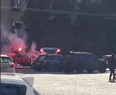 В центре Харькова - митинг, участники зажгли файеры (видео)