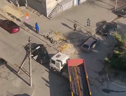 В центре Харькова водитель бросил машину посреди проезжей части (видео)