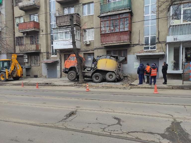 В центре Харькова под домом застрял грузовик