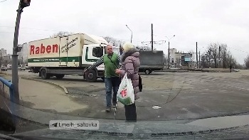 "Не все герои носят плащи". В Харькове водитель грузовика остановился, чтобы помочь женщине с тростью перейти дорогу