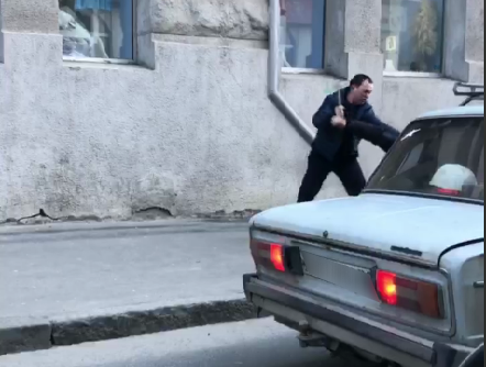 В Харькове посреди дороги подрались водители. В ход пошел молоток (видео)