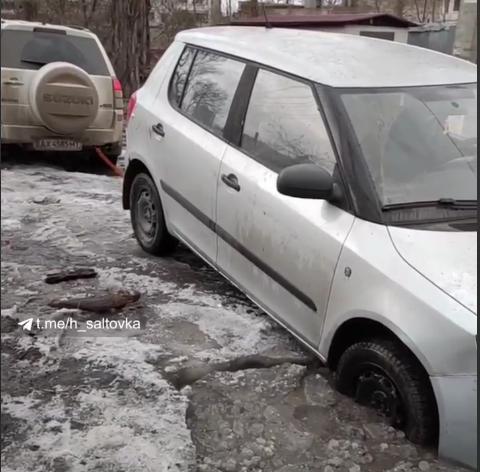 "Весна пришла": в Харькове машина застряла в ледяной жиже (видео)