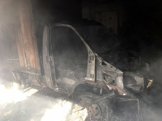 Под Харьковом - пожар, сгорел гараж с автомобилем (фото)