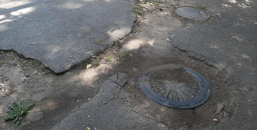 Грязь, лужи, камни: харьковчане просят сделать дорогу от метро