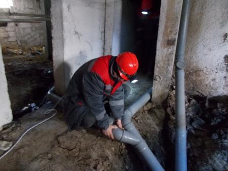 Канализация лилась в подвал. В Харькове из дома украли десятки метров чугунных труб