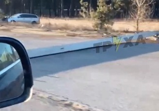 Под Харьковом машина повалила столб, он перегородил дорогу