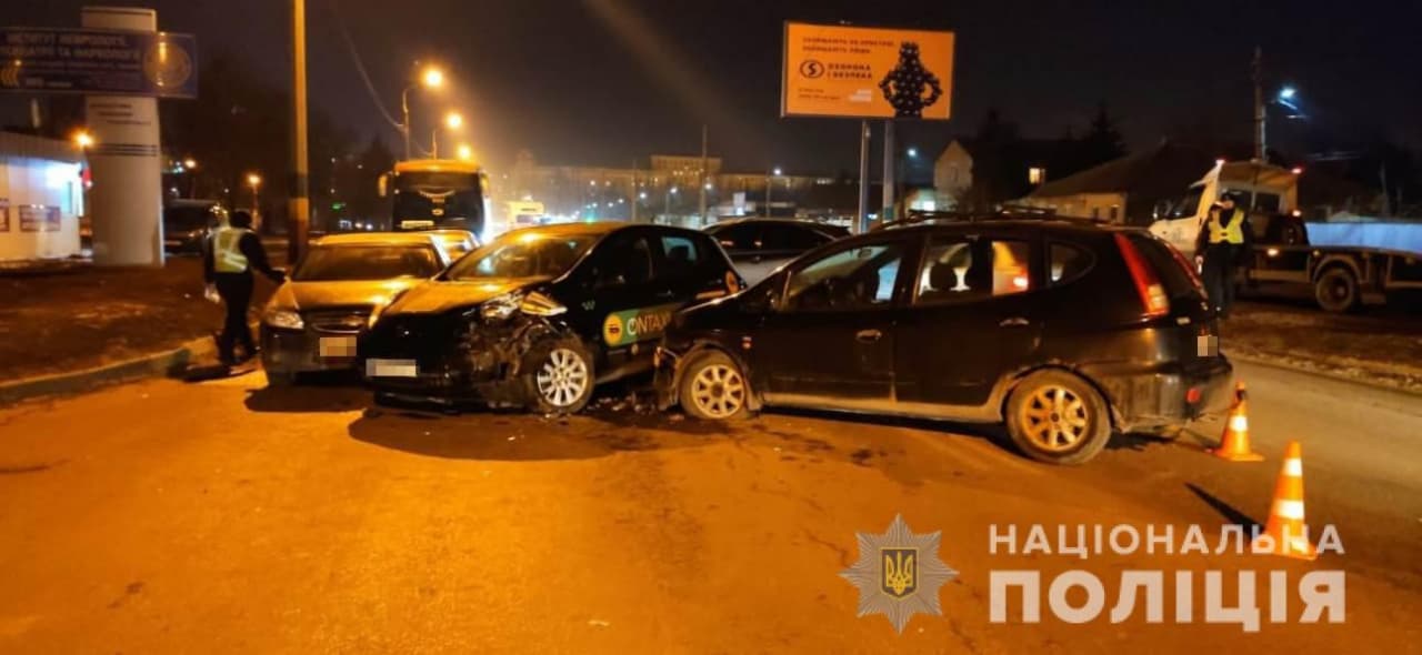 В Харькове столкнулись шесть машин, есть пострадавшие (фото)