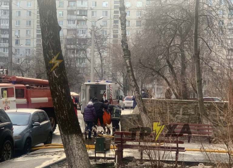 На Салтовке – пожар, женщину вынесли в мешке (фото)