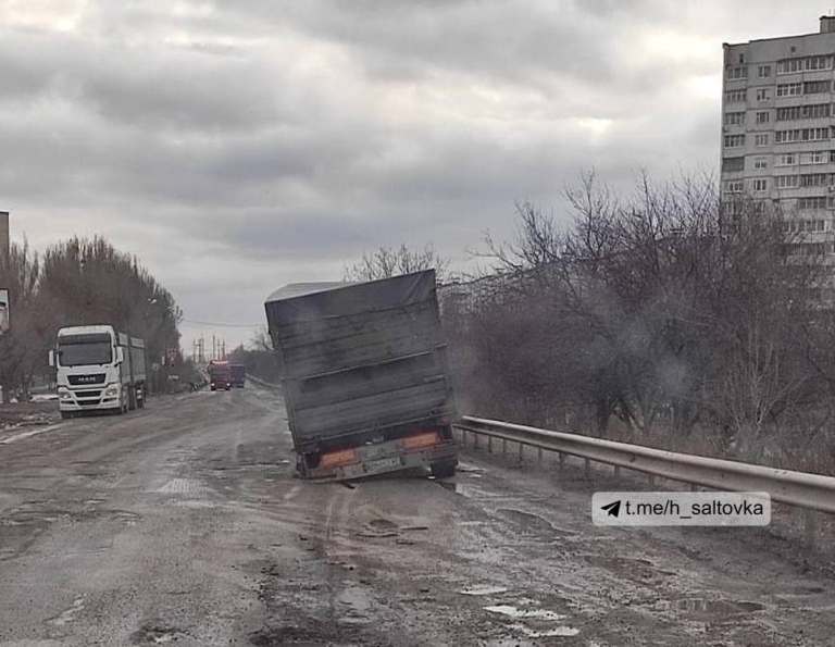 Ямы и кочки: у грузовика на ходу отвалилось колесо