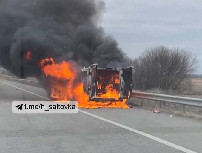 На трассе под Харьковом дотла сгорела машина (видео)