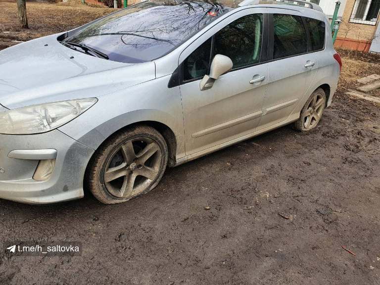 На Салтовке нескольким машинам прокололи колеса (фото)