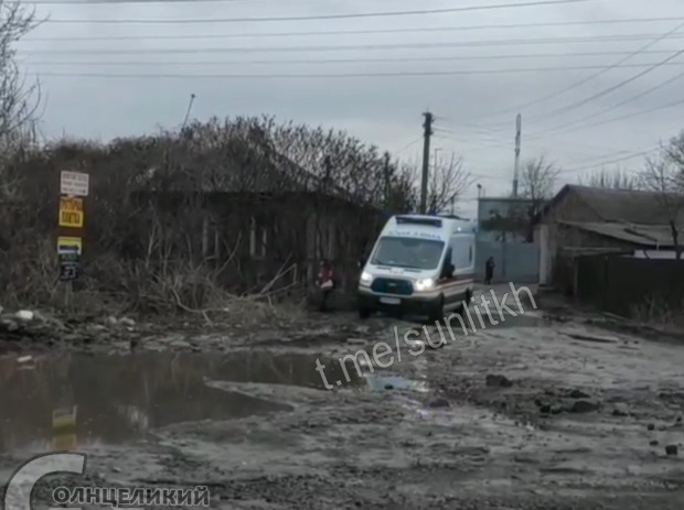 На том же месте: в Харькове в грязи застряла скорая (видео)