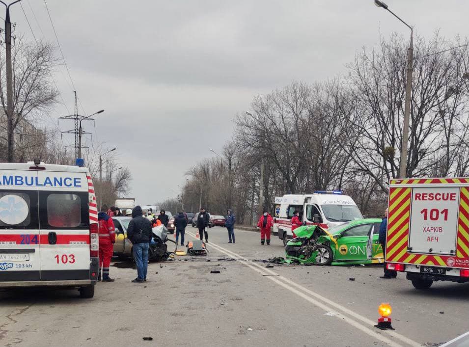 В Харькове столкнулись два такси, машины вдребезги (фото, видео)