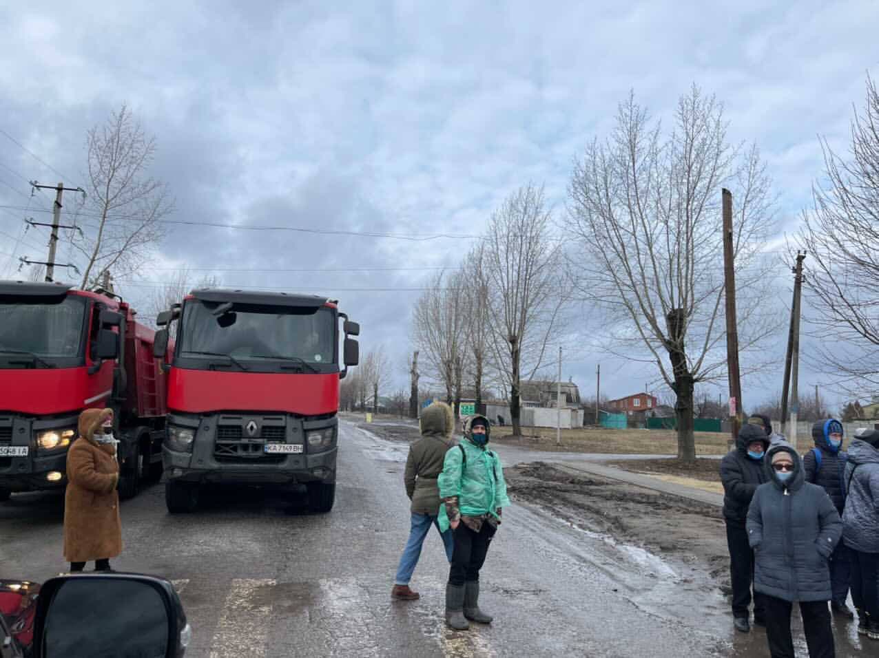 Под Харьковом протестующие перекрыли дорогу. Произошла драка