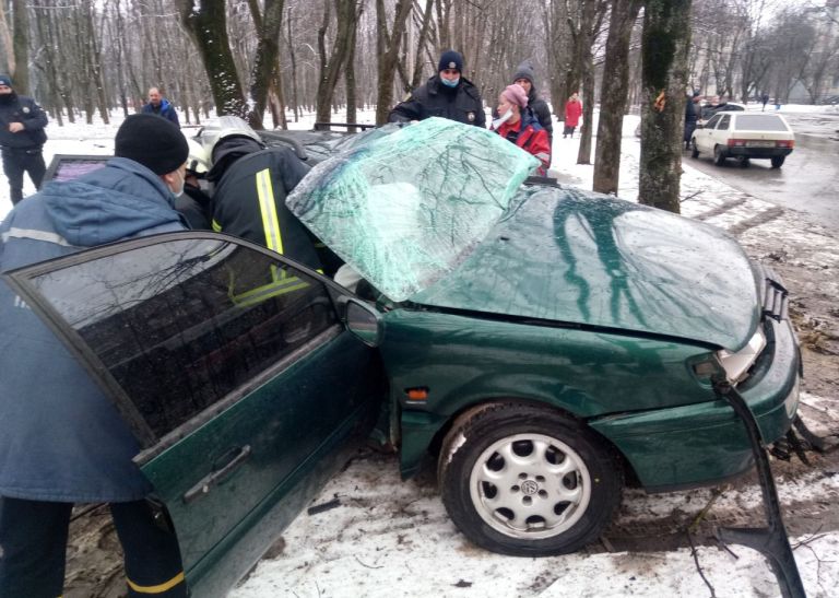 На ХТЗ машина влетела в дерево, водителя зажало в салоне