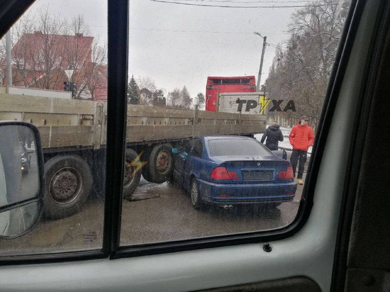 В Харькове машина влетела под грузовик: на дороге лежат оторванные колеса