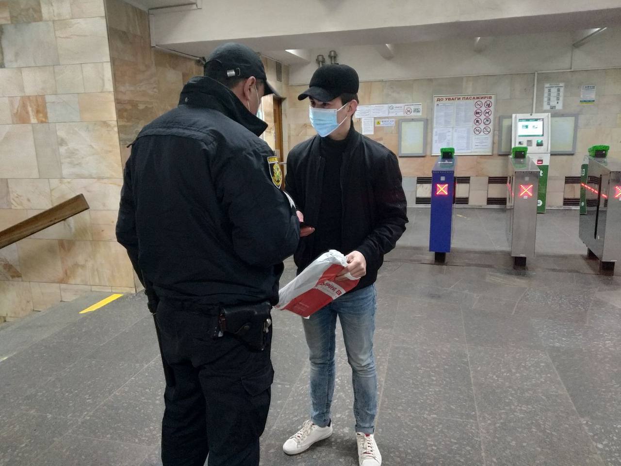 В Харькове полиция проверяет пассажиров метро