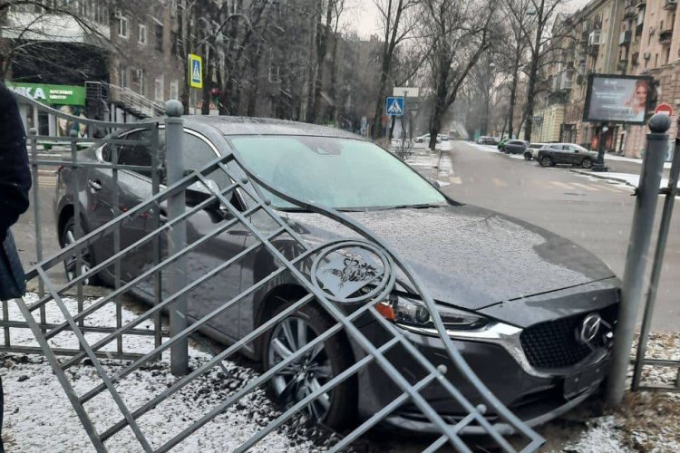 Водитель был пьян. На проспекте Науки Mazda снесла забор