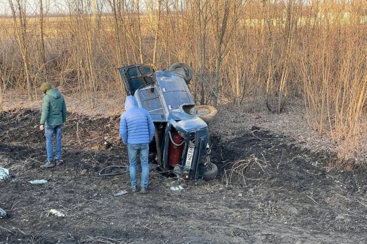 На трассе под Харьковом перевернулся автомобиль, есть пострадавшие