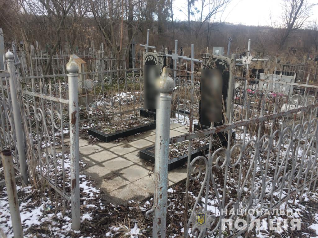 Под Харьковом надругались над могилами