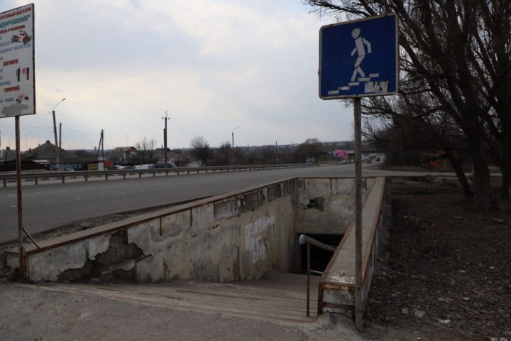 Под Харьковом люди перебегают трассу с риском для жизни