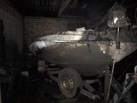 Под Харьковом в Графском селе загорелся катер