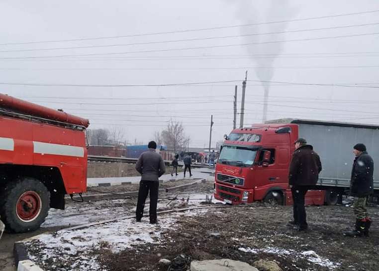 Под Харьковом в грязи застряла фура