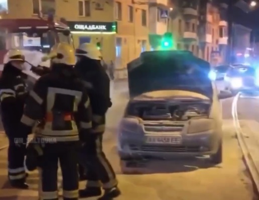 В центре Харькова посреди дороги загорелся автомобиль