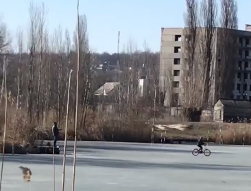 "Отец года": харьковчанин смотрел, как сын катается на велосипеде по хрупкому льду (видео)
