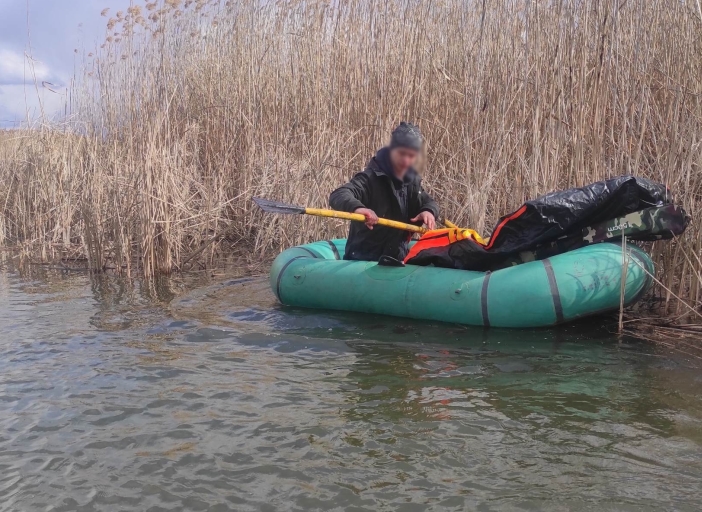 Под Харьковом парень стоял по пояс в ледяной воде, дожидаясь спасателей